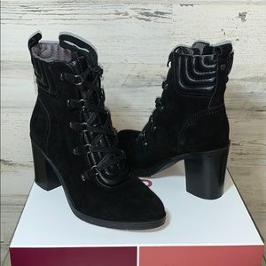 Chic black heeled boots !